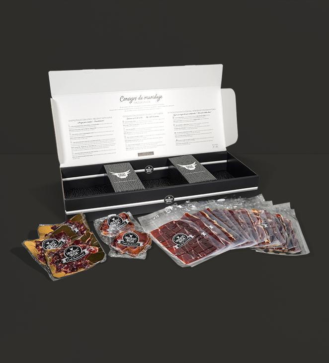 Paleta de Bellota 100% Ibérica loncheada de Iberic Box. El e-commerce, que ha revolucionado la experiencia de consumir este producto, recomienda para estas fiestas una amplia gama de productos de máxima calidad para deleitar a los paladares más exquisitos con una experiencia gourmet inolvidable. Entre sus propuestas, destaca la opción de recibir el producto directamente en casa ya loncheado con todas sus partes envasadas para aprovechar hasta el último trozo. En formato 'ready to eat' como ellos mismos lo han denominado, esta paleta 100% ibérica llega loncheada en 14 sobres de 100 gr, más 2 packs de taquitos y los huesos. Una fiesta de matices para el paladar, gracias a una crianza en la dehesa de Sierra de Aracena a base de bellotas. Precio: 194€