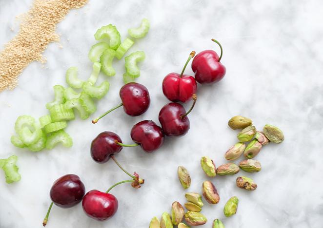 Cereza. Esta fruta, cuya temporada comprende entre mayo y junio, es una buena opción para tomar un postre ligero y muy rico. Por cada 100 gramos, solo aporta 50 calorías.