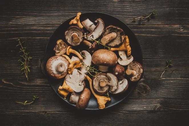 Champiñón. Los champiñones, con solo 22 calorías por cada 100 gramos, se integran a la perfección en infinidad de platos y recetas.