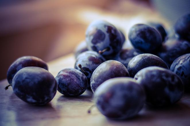 Ciruela. Esta fruta, de sabor dulce, pero con un toque ácido, puede servir como postre, pero también como complemento para otros platos salados. Por cada 100 gramos, tiene 46 calorías.