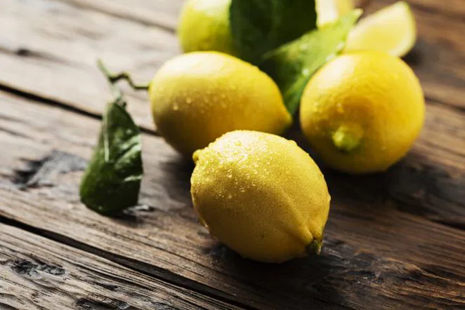 Limón. La versatilidad del limón es incomparable: puede ser el aderezo perfecto para acompañar una ensalada, un postre o un pescado. Por cada 100 gramos, solo tiene 29 calorías.