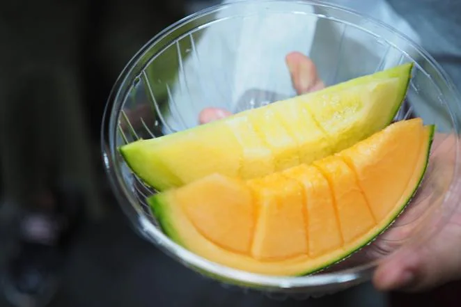 Melón. El melón, al igual que la sandía, es una de las opciones predilectas para nuestros postres veraniegos. Tiene un aporte calórico de 36 calorías por cada 100 gramos.