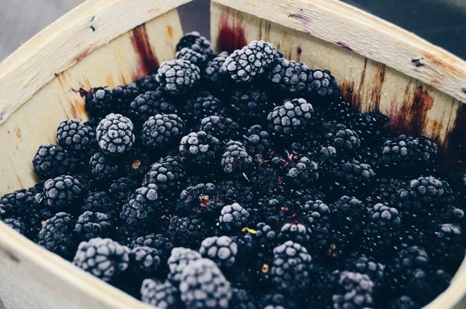 Mora. Las moras son perfectas para añadir a nuestro yogur, hacer batidos con ellas o incluso mermelada. Otra curiosidad, por cada 100 gramos, solo tiene 43 calorías.