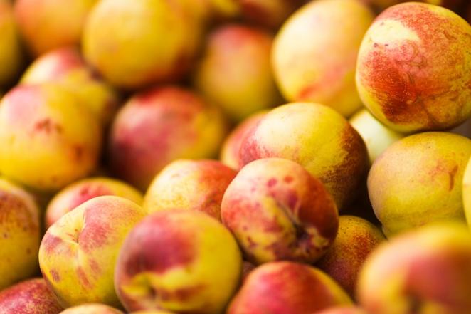 Nectarina. La nectarina también se une a ese grupo de frutas muy sabrosas y bajas en calorías. Por cada 100 gramos, aporta 44 calorías.