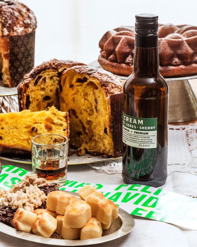 Pack gourmet Petramora. La web online de venta de productos gourmet ofrece diferentes opciones de cestas y packs ideales para triunfar tanto a la mesa como regalando las mejores propuestas gastronómicas en estas fechas. Propuestas de pequeños productores donde prima la calidad y un lugar en el que encontrar ese detalle que sorprenda al 'foodie' que ya ha probado casi de todo. Sabores innovadores como la cecina de Wagyu de Casalbal, la anguila ahumada, el reconocido queso azul noruego Kraftkar o el francés triple crema relleno de trufa, unos berebechos con kombu de azúcar o huevas de erizo de mar al natural. Platos principales como el cordero lechal de su propia dehesa, roastbeef o pato preasados para que el acto de cocinar dure menos que una botella de champagne. Y opciones dulces como un panettone Milanés de categoría, el turrón de Jijona a la piedra, con gusto a canela y limón, o el de guirlache con ajonjolí, con mucho carácter, son varios ejemplos de dulces navideños con un toque diferente y original. En su web (petramora.com) existen además variadas opciones para crear cestas de regalo para todo tipo de gustos y paladares. Precio: CPV