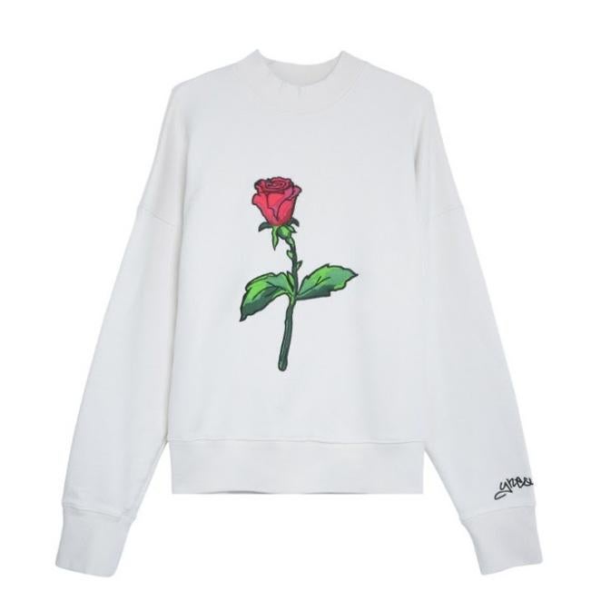 Una sudadera bordada a mano de la firma YNÉSUELVES. Para todo amante de la comodidad y de las prendas especiales, la firma YNÉSUELVES, cuyos diseños prestan atención al volumen, las formas y las líneas sencillas, posee una clara inspiración masculina con cierta nostalgia del pasado, en las que se ven reflejadas la especial importancia que se otorga a los tejidos. Esta sudadera de algodón 100% con su emblemática rosa bordada a mano, una de sus señas de identidad, se convierte en el regalo perfecto para ese seguidor de tendencias y de las piezas diferentes. Precio: 180€.