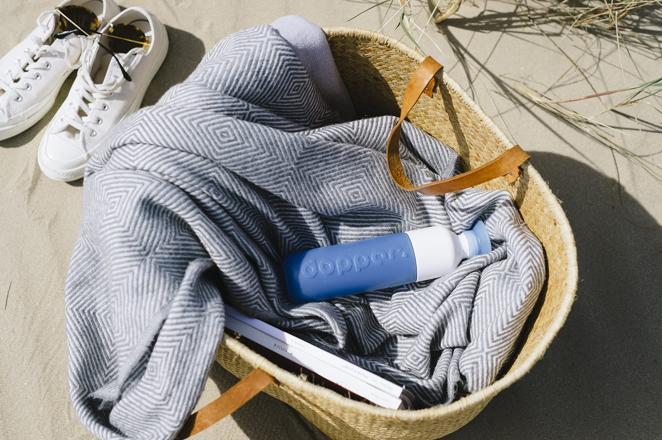 Siempre bien hidratado. Lo dicen los expertos e intentamos siempre tener agua a mano, pero con las cómodas botellas de Dopper nadie se olvidará ya de su ingesta. Las hay disponibles en diferentes tamaños, colores y materiales, adaptándose a todo tipo de públiico y situaciones.