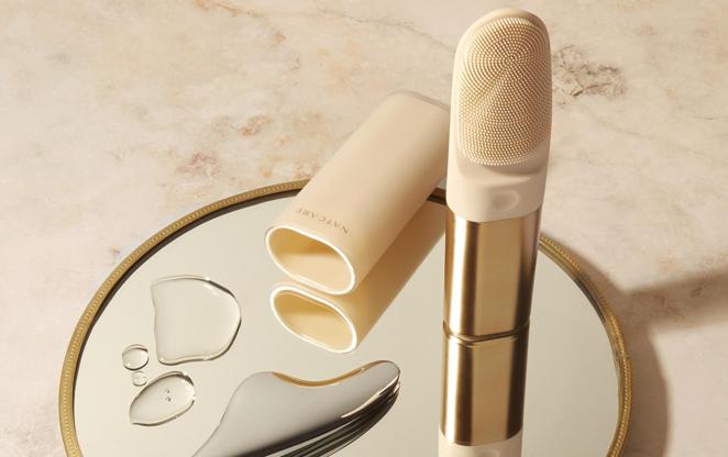 Rostro renovado. Cuidamos nuestra piel lo mejor que podemos y sabemos pero a la gran mayoría le falta tiempo para poder hacerse una limpieza en profundidad y una hidratación duradera. Natcare, sinónimo de belleza y tecnología, ofrece herramientas para potenciar las diferentes rutinas faciales para que los nutrientes de las cremas se absorban mejor y mejore la calidad de la piel. Un regalo de lo más especial...