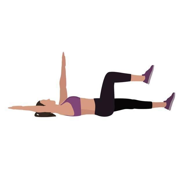 Deadbug. Este ejercicio construye los músculos centrales y agiliza tus extremindades y para realizarlo solo debes acostarte boca arriba, con los brazos hacia arriba y las piernas hacia arriba formando un ángulo de 90 grados. Con la espalda totalmente apoyada en el suelo, alterna tus piernas de forma que nunca coincidan en posición.