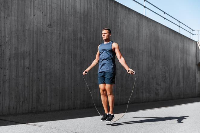 Comba. <a href="https://www.abc.es/bienestar/fitness/entrenamiento-ejercicios/abci-tecnica-para-saltar-comba-bien-y-aprovechar-beneficios-202103250303_video.html">Saltar a la comba </a>es uno de los ejercicios más básicos que se pueden realizar y, al igual que ocurre con los burpees, se hace perfectamente desde casa y en cualquier parte. Es fundamental para el corazón ya que favorece la resistencia muscular, cardiovascular y respiratoria.