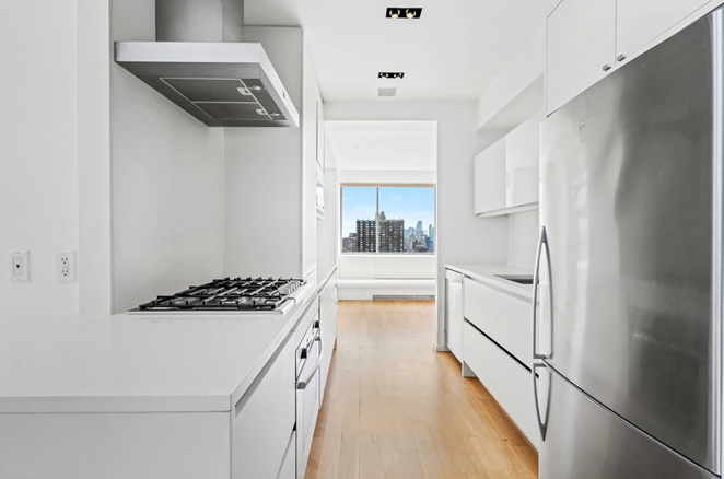 Así es el ático que ha vendido Alessandra Ambrosio. La casa cuenta con una sala de estar a doble altura con chimenea que se abre a un balcón y una pequeña cocina, que, situada entre el vestíbulo y el comedor, dispone de gabinetes blancos y electrodomésticos de acero inoxidable de alta gama, entre otros espacios.