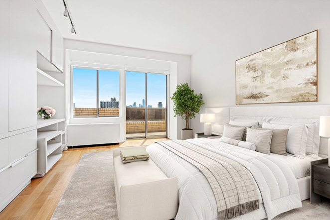 Así es el ático que ha vendido Alessandra Ambrosio. La habitación de invitados del piso principal dispone de tres armarios, una pared completa de muebles empotrados hechos a medida, un baño privado y un pequeño balcón.