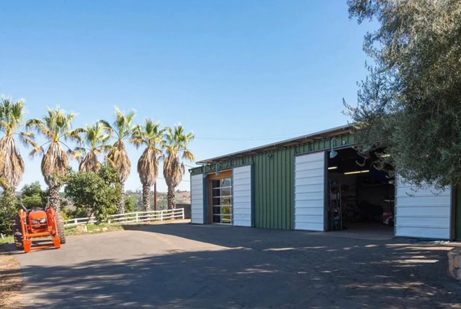 Así es el rancho que ha vendido Sandra Bullock. Además, hay un taller para equipos agrícolas y una casa prefabricada de tres habitaciones y dos baños. Todo el rancho incluye unos 1200 árboles.