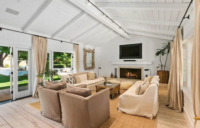 Así es el rancho que ha vendido Sandra Bullock. Entre sus extras más llamativos están un sistema de seguridad de alta tecnología, un completo sistema de domótica, paneles solares, un generador de respaldo, y hasta una estación de carga para vehículos eléctricos.