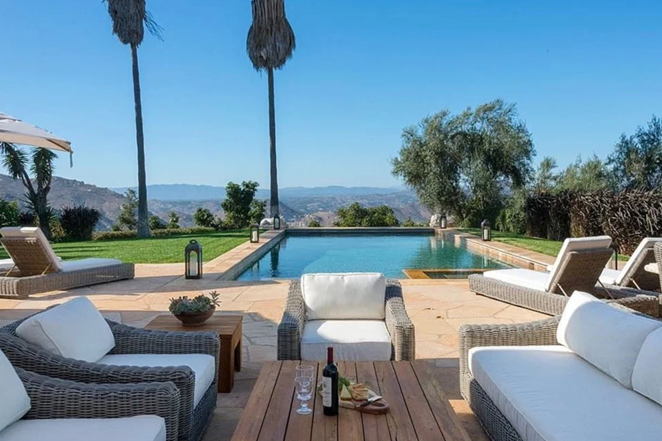 Así es el rancho que ha vendido Sandra Bullock. La zona exterior ofrece amplios jardines, una piscina con jacuzzi ubicada en una extensión de césped del tamaño de una cancha de fútbol, un gallinero y varias áreas de descanso y comedor al aire libre en las que celebrar veladas con amigos y familiares.