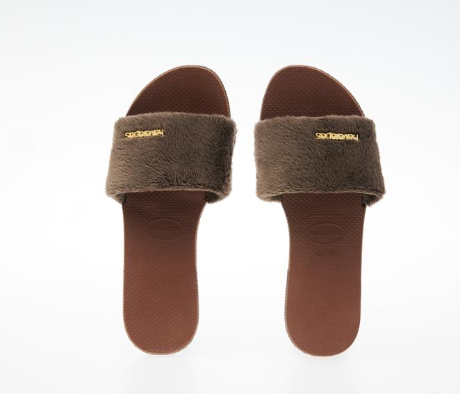 Un capricho. ¿A quién no le gusta recibir algo de vestir? Todos lo necesitamos en menor o mayor medidas, así que proponemos las Havaianas Cozy: cómodas, bonitas y toda una novedad para esta temporada.
