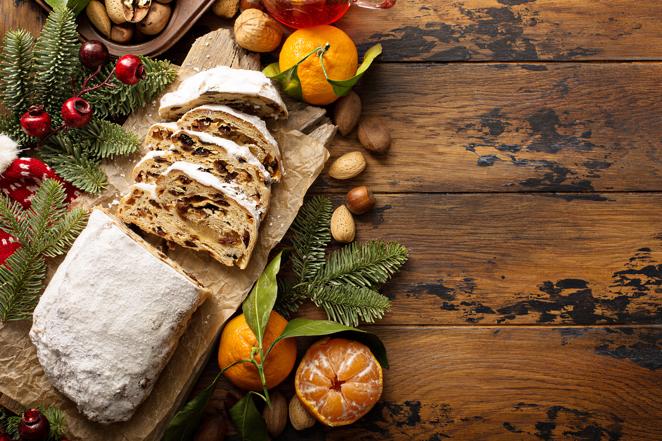 Stollen alemán. No es un dulce de los más comunes, y su aporte calórico está en 394 Kcal por cada 100 gramos. De las grasas que contiene (18,8 gramos por cada 100 gramos de Stollen alemán) solo 7,8 gramos son saturadas. Tiene 48,4 gramos de hidratos de carbono, de los cuales unos 29,9 gramos son azúcares.