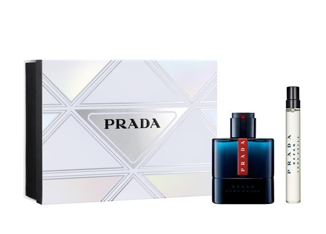 Estuche Luna Rossa Ocean de Prada (54,95 €, en Druni). Esta fragancia masculina de la familia fougère encierra una explosión de bergamota, contrastada con la sofisticación del vetiver y las elegantes notas de iris que, combinada con la salvia, crean un halo de frescor y pureza. El acorde de azafrán y la elegancia del lirio aportan sensualidad. Incluye la fragancia de 100 ml y una miniatura de 10 ml.