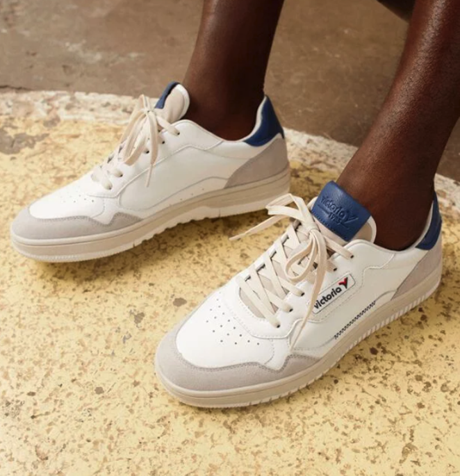 C80 Classic retro de Victoria 1985. Zapatillas deportivas de espíritu retro fabricadas en piel de vacuno y serraje, llevan trasera en color y logo de victoria enmarcado en el lateral como los de los años 80. Son de la firma española Victoria 1985. Precio: 79,90 euros.