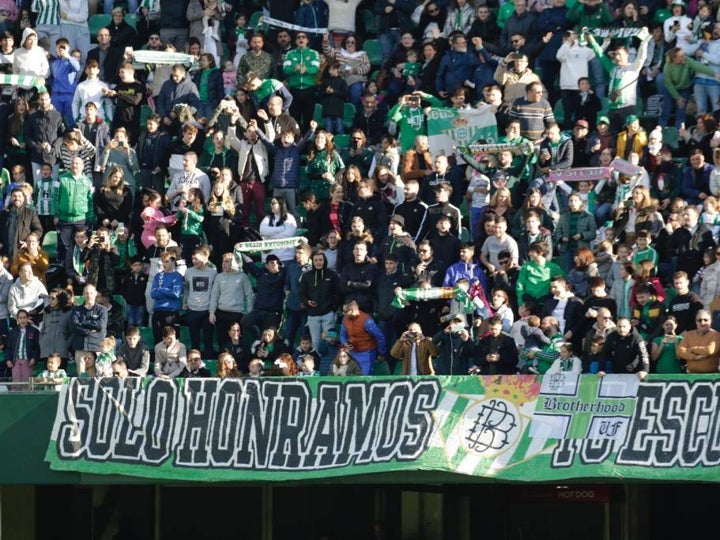 El Betis reúne a 17.000 aficionados en el entrenamiento a puerta abierta este lunes