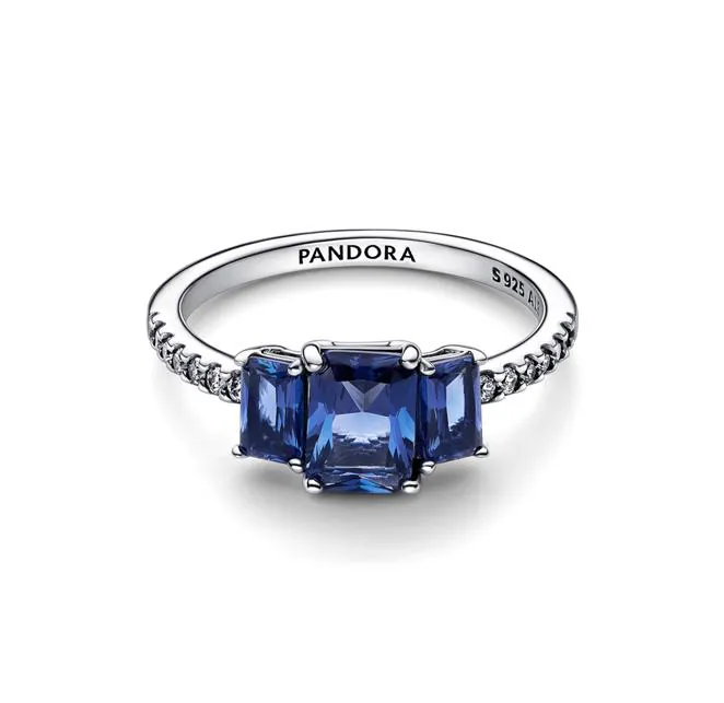 Una joya para toda la vida. Las joyas son un regalo muy personal, pero hay objetos con los que uno sabe que va a acertar de lleno. Es el caso de este anillo en plata de primera ley con tres gemas azules rectanculares. Se puede encontrar en Pandora por 89 euros.