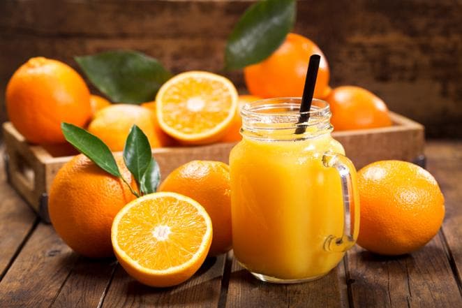 Naranja. Aunque en diciembre están muy ricas, en enero también pueden consumirse buenas <a href="https://www.abc.es/bienestar/alimentacion/abci-frutas-y-verduras-mejor-comerlas-piel-o-sin-piel-201910050207_noticia.html" target="_blank">naranjas</a>, ideales tanto para postres como para primeros platos como ensaladas. El sabor del jugo y textura de la naranja determinan si esa pieza está fuera o no de temporada o ha sido congelada. Contiene un 36% de calcio por cada 100 mg de naranja y un 200% de potasio, según datos de la BEDCA.