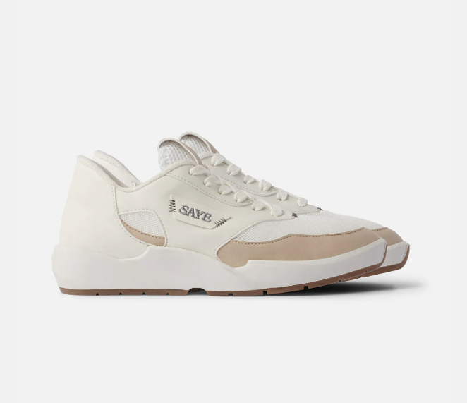 Para ir a la moda. Para mejorar el bienestar de alguien se necesita muy poco, pero es primordial acertar. ¿Quién no miraría con agradecimiento un regalo así? Las Saye Modelo '95 Vegan Beige parecen convertirse en las deportivas de confianza de las mejor visten, y no se nos ocurre una sorpresa mejor para un ser querido.