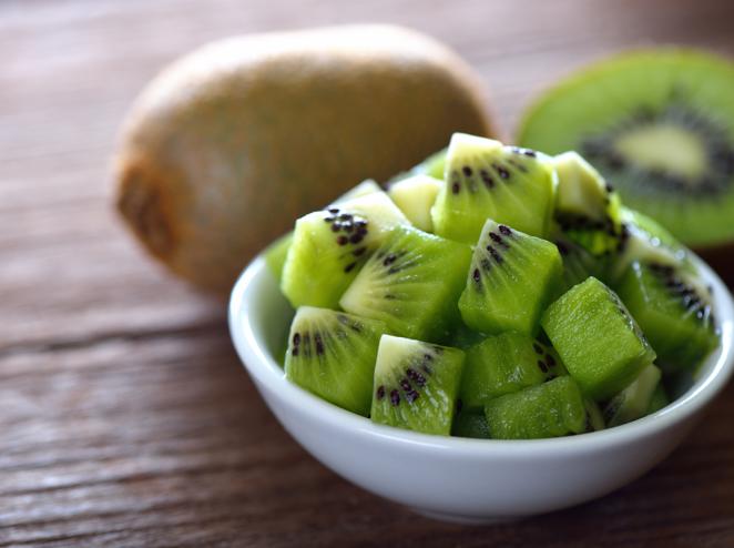 Kiwi. Se trata de una fruta de tamaño y forma bastante parecidos a un huevo pero más grande. La pulpa del <a href="https://www.abc.es/bienestar/alimentacion/abci-piel-kiwi-come-y-contamos-202211262347_noticia.html" target="_blank">kiwi </a>destaca por su color verde oscuro que se va aclarando paulatinamente hacia el centro del fruto, donde existen infinidad de semillas negras blandas y comestibles. Esta fruta, además de contener 85,9 gramos de agua por cada 100 gramos, es una buena fuente de vitamina C, siendo esta de 59 mg por cada 100 gramos de kiwis.
