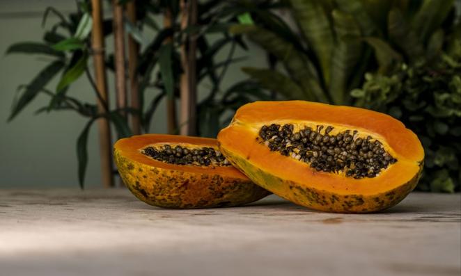 Papaya. La <a href="https://www.abc.es/bienestar/alimentacion/abci-beneficios-papaya-frutas-mas-digestivas-existen-202201170013_noticia.html" target="_blank">papaya </a>es una fruta ligera que se suele tomar al natural, aunque hay quien le añade unas pocas gotas de lima o algún cítrico que realce su sabor. Lo más reseñable de la papaya es su contenido en vitamina C (64 mg por cada 100 gramos del producto) que ayuda a mantener las defensas del organismo y vitamina A (52 mg por cada 100 gramos del producto) que mejora la salud de la piel.
