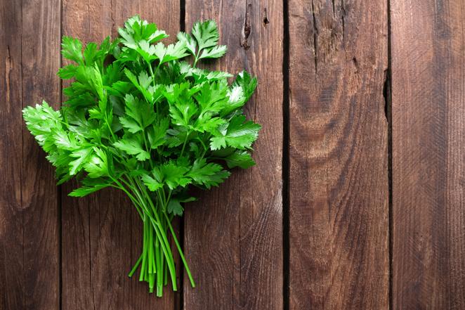 Perejil. Esta planta está llena de beneficios, así que siempre es una buena idea incluirla en nuestras preparaciones. El <a href="https://www.abc.es/bienestar/alimentacion/abci-perejil-202111251243_noticia.html">perejil </a>es rico en vitaminas, principalmente en vitamina A (673 ug) y vitamina C (190 mg), según datos de la Bedca. Además, su aporte en calcio no es nada desdeñable: 200 mg por cada 100 gramos de este alimento.
