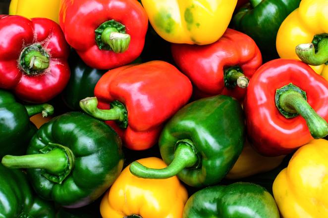 Pimiento rojo. Hay <a href="https://www.abc.es/bienestar/alimentacion/abci-pimiento-202010061529_noticia.html" target="_blank">pimientos </a>de diferentes colores... ¿cuál te gusta más? Los de color rojo son muy nutritivos. Por ejemplo, encontramos 1,8 gramos de fibra, 90 ug de vitamina A, 152 mg de vitamina C y 155 mg de potasio.