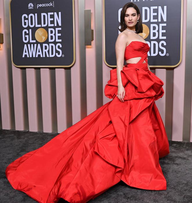 Lily James en los Globos de Oro 2023. La actriz, embajadora del Natural Diamond Council, lució pendientes, collar y brazalete de diamantes de la firma Harry Winston.