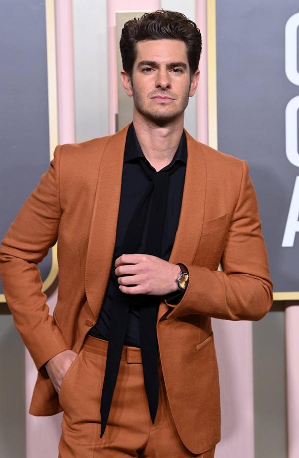 Andrew Gardfield en los Globos de Oro 2023. El actor, que eligió un traje de un color poco convencional, llevó reloj de Omega.
