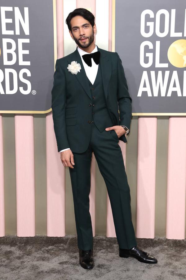 Diego Calva en los Globos de Oro 2023. El actor mexicano, nominado por 'Babylon', fue otro de los más elegantes de la noche con un traje de Gucci, en el que destacaba su flor blanca en la solapa.