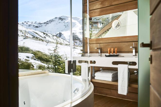 Un hotel boutique con 10 años de antigüedad. Las impresionantes vistas de Sierra Nevada que se pueden disfrutar desde las habitaciones del hotel, incluido el cuarto de baño.