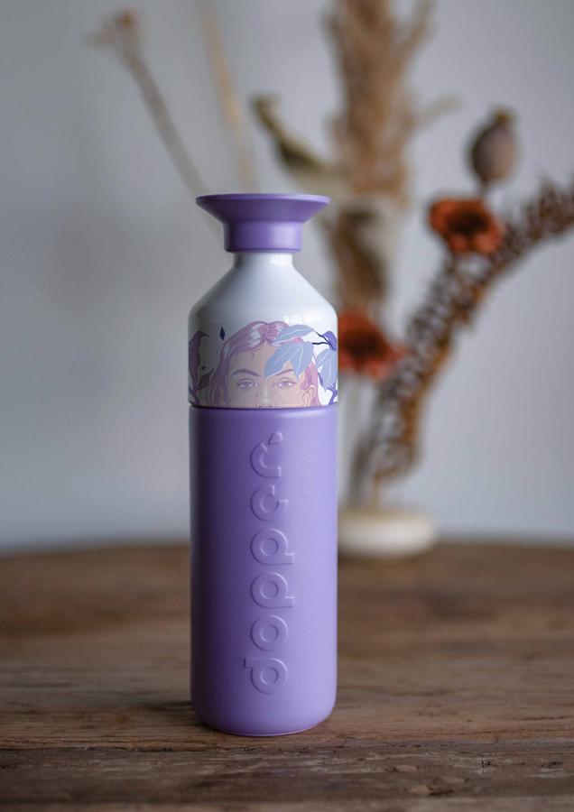 Botella. Imprescindible, se practique la actividad que sea. Esta de Dopper en colaboración con Naranjalidad. Disponible en otros colores en la web de Dopper.