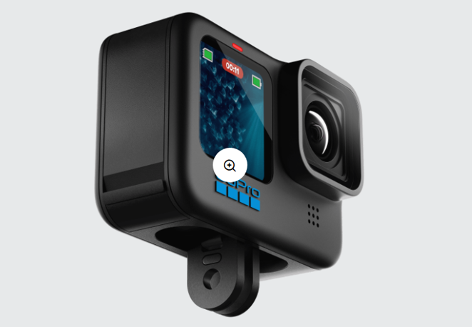 GoPro 11. Nunca se sabe lo que te deparará el día deportivo así que llevar una cámara así de pequeña y compacta no abulta nada y te asegura tener fotos y vídeos de una experiencia inolvidable. La GoPro 11 está disponible alrededor de 450 euros.