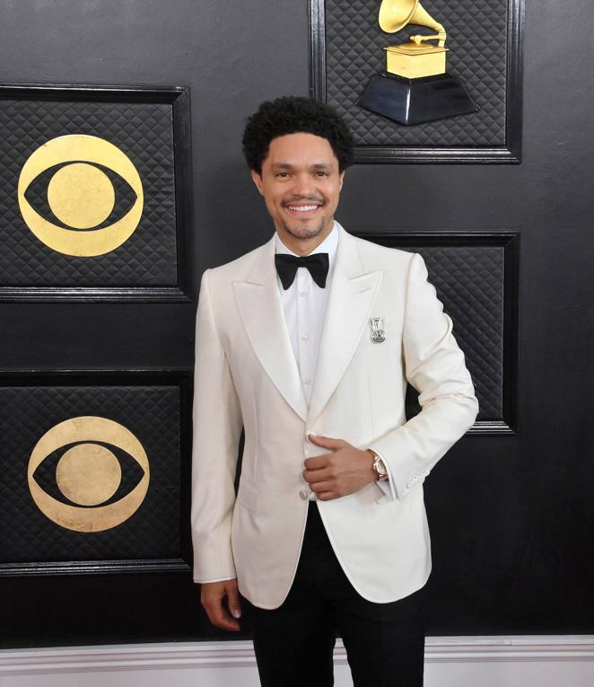 Trevor Noah con joyas de Cartier. El presentador de la gala de los Premios Grammy 2023 lució un broche de Cartier de oro blanco de 18 quilates, con esmeraldas, ónix y diamantes.