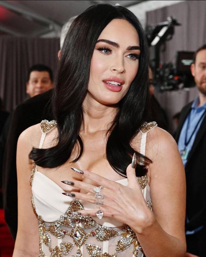 Megan Fox con joyas de joyas de Lorraine Schwartz. La actriz lució un llamativo vestido con pedrería que combinó con tres espectaculares anillos de diamantes y una curiosa manicura de oro blanco con incrustaciones de diamantes.