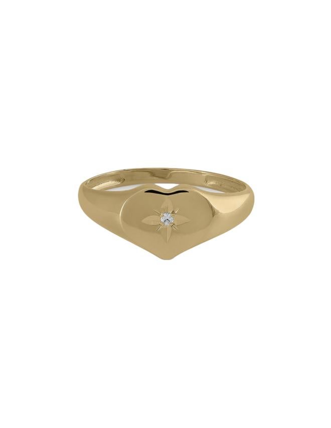Anillo Signet Heart de Bea Soldado (159 €). De oro amarillo de 9 quilates y diamante de 0,01 ct.