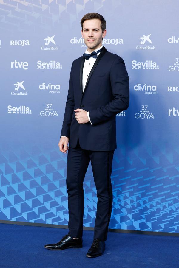 Marc Clotet en los Goya 2023. El actor ha elegido un esmoquin azul marino.