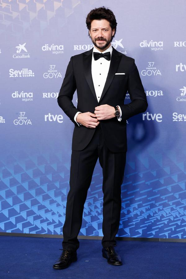 Álvaro Morte en los Goya 2023. El actor ha sido uno de los más elegantes con esmoquin de Inmaculada García y reloj Breitling.