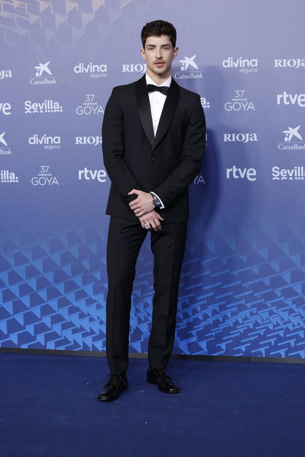 Manu Río en los Goya 2023. El actor, nuevo chico Almodóvar, ha elegido un esmoquin de Prada y joyas de Cartier.