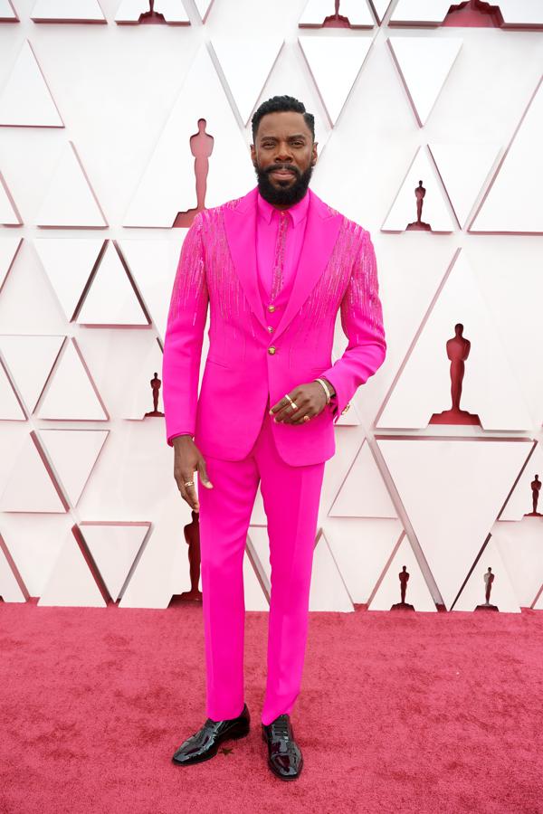 Colman Domingo en 2021. Con un traje fucsia con chaleco y camisa a juego de Versace apareció Colman Domingo en la alfombra roja de los Oscar.