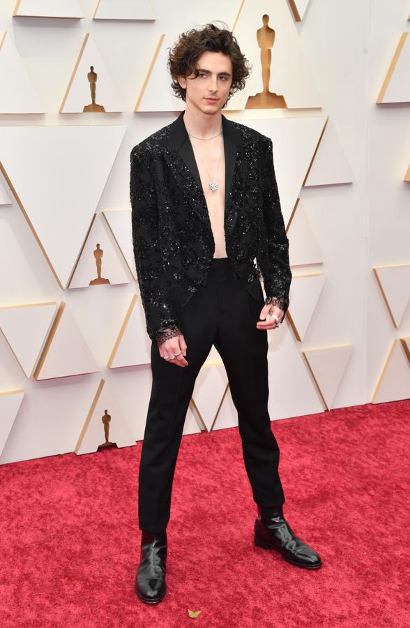 Timothée Chalamet en el 2022. Timothée Chalamet se saltó el protocolo en la última edición de los Oscar con un look de Louis Vuitton formado por un pantalón ajustado, unos botines y una blazer de lentejuelas sin nada debajo.