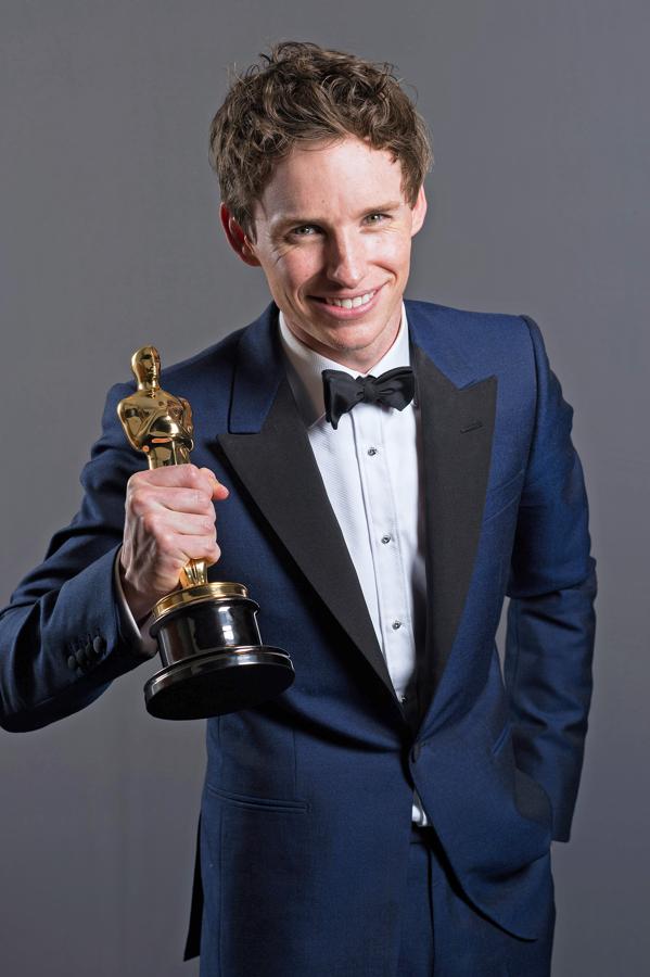 Eddie Redmayne en el 2015. Alexander McQueen firma el esmoquin azul marino con el que Eddie Redmayne apareció en los Oscar de 2015 y levantó la estatuilla a Mejor Actor Principal por La chica danesa.