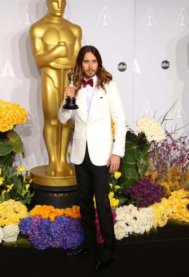 Jared Leto en 2014. Jared Leto siempre sabe cómo sorprender en una alfombra y por eso en la entrega de los Oscar de 2014 hizo suyo un esmoquin en tres colores de Saint Laurent.