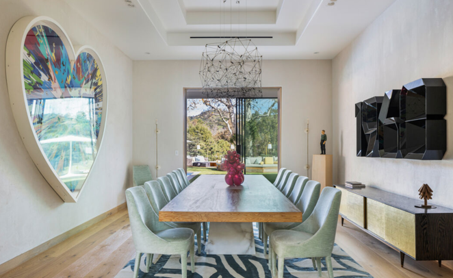 Así es la mansión que vende Eva Longoria. Situada al final de un camino privado en lo alto de Benedict Canyon, la mansión de estilo español contemporáneo dispone de ocho dormitorios, nueve cuartos de baño completos y dos tocadores.