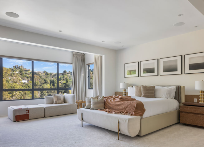 Así es la mansión que vende Eva Longoria. Esta ofrece 1022 metros cuadrados repartidos en dos plantas. En la superior hay cinco dormitorios, incluida una suite con vestidor y un baño con bañera profunda y ducha, mientras que en la planta baja hay un ala de personal separada con dos dormitorios y un tercero para invitados en el ala opuesta.