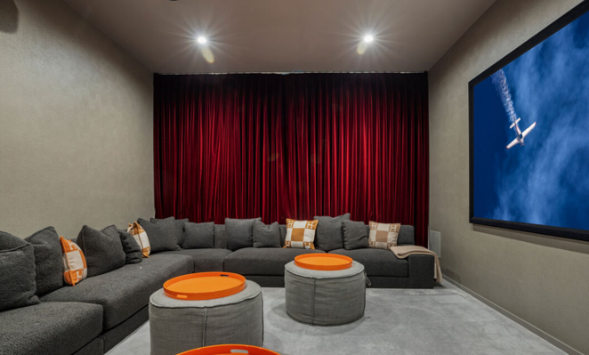 Así es la mansión que vende Eva Longoria. Un vestíbulo de doble altura con una enorme claraboya da acceso a este increíble inmueble. Dispone, también, de una sala de vinos con temperatura controlada, una biblioteca con chimenea, una oficia y una sala multimedia con cortinas de terciopelo color carmesí y un gran sofá gris en el que acomodarse.